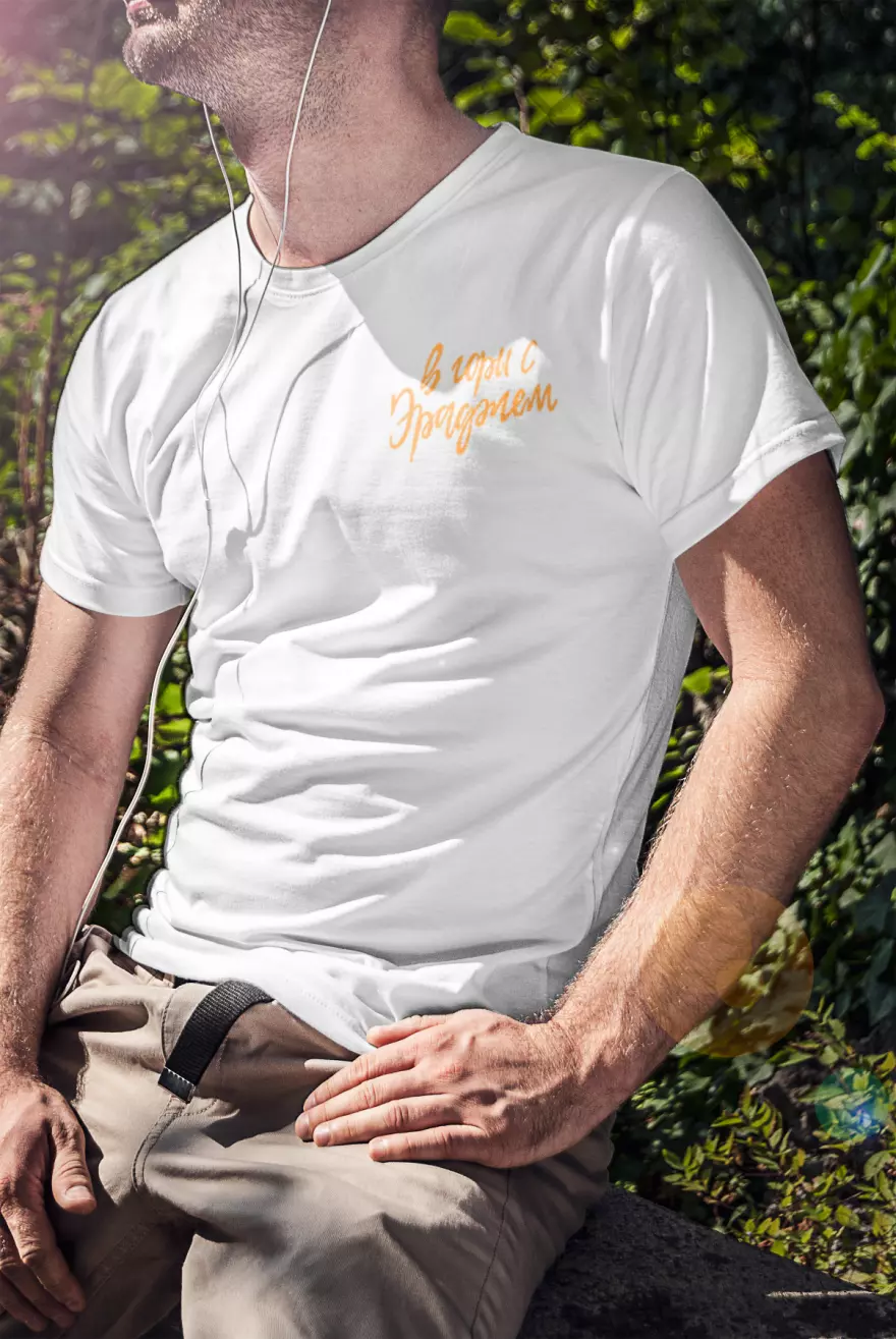 Download PSD mockup of a white men's T-shirt