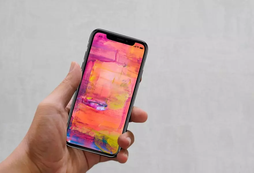 Download iPhone XS PSD mockup in hand