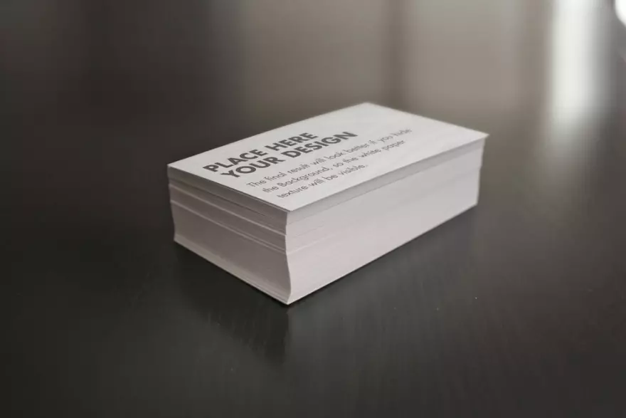 Download PSD mockup of business cards on the table