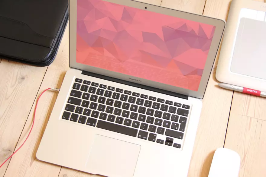 Download PSD mockup macbook on a wooden table