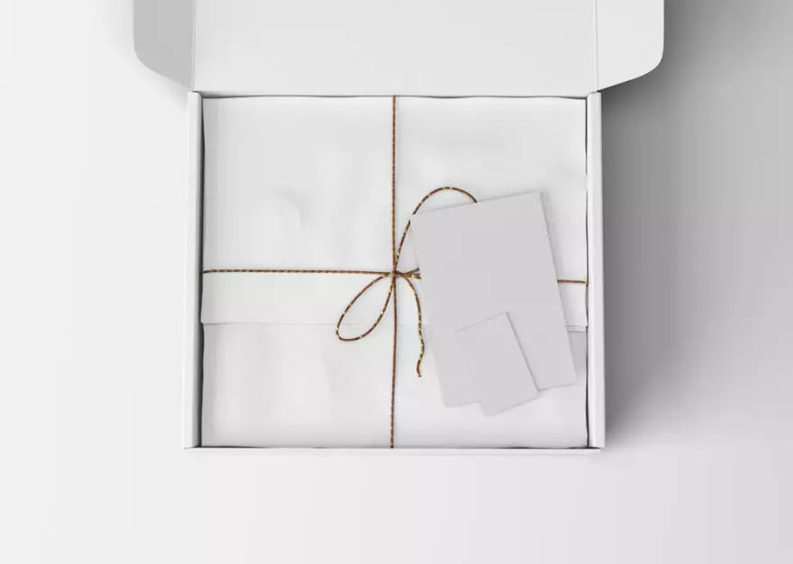 Download Mockup of a gift box with a greeting card